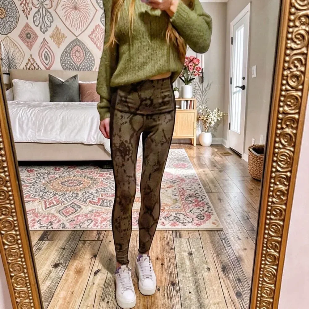 RARE EUC Lululemon Beyond Boundaries Pant Snake Print Leggings size 6 - Picture 4 of 8